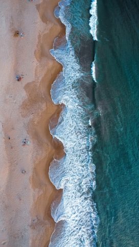 高空俯拍的长条形海浪海岸线风景图