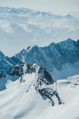 冬季雪山绝壁风景图