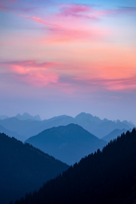 彩色晚霞中的群山山脉风景图