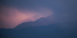 朝霞下的雪山风景图