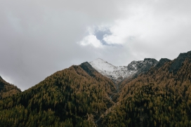 雪山白云下的高山山峰