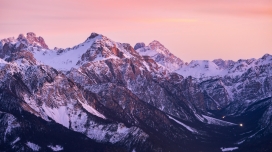 紫色风连绵起伏的雪山