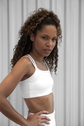 户外健身运动的非洲卷发美女