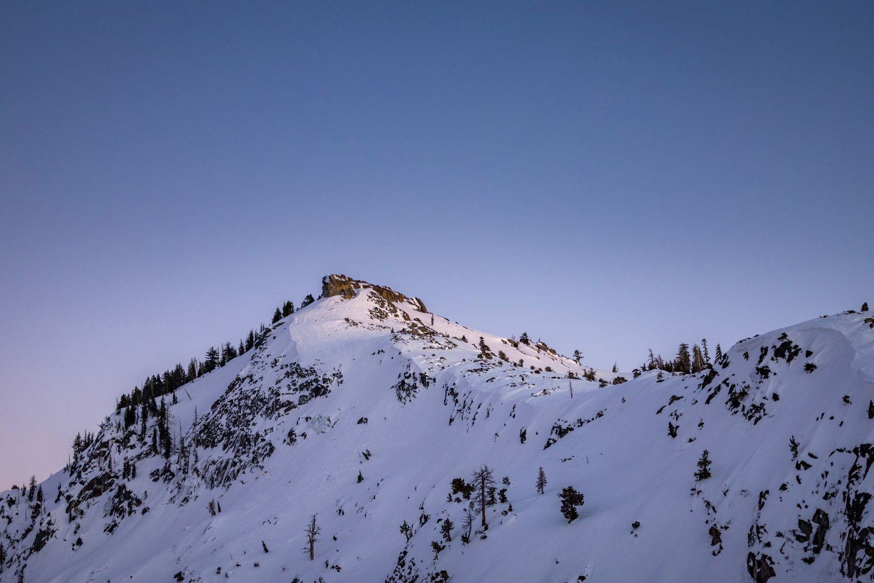 蓝紫色雪山风景图图片