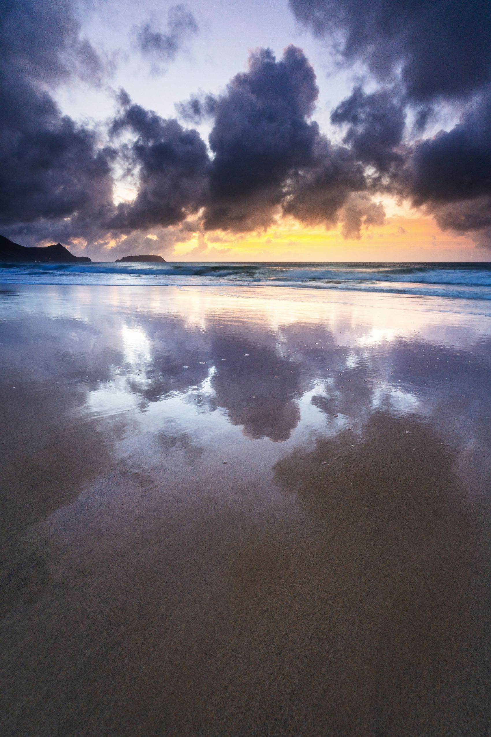 乌云晚霞下的河面图片