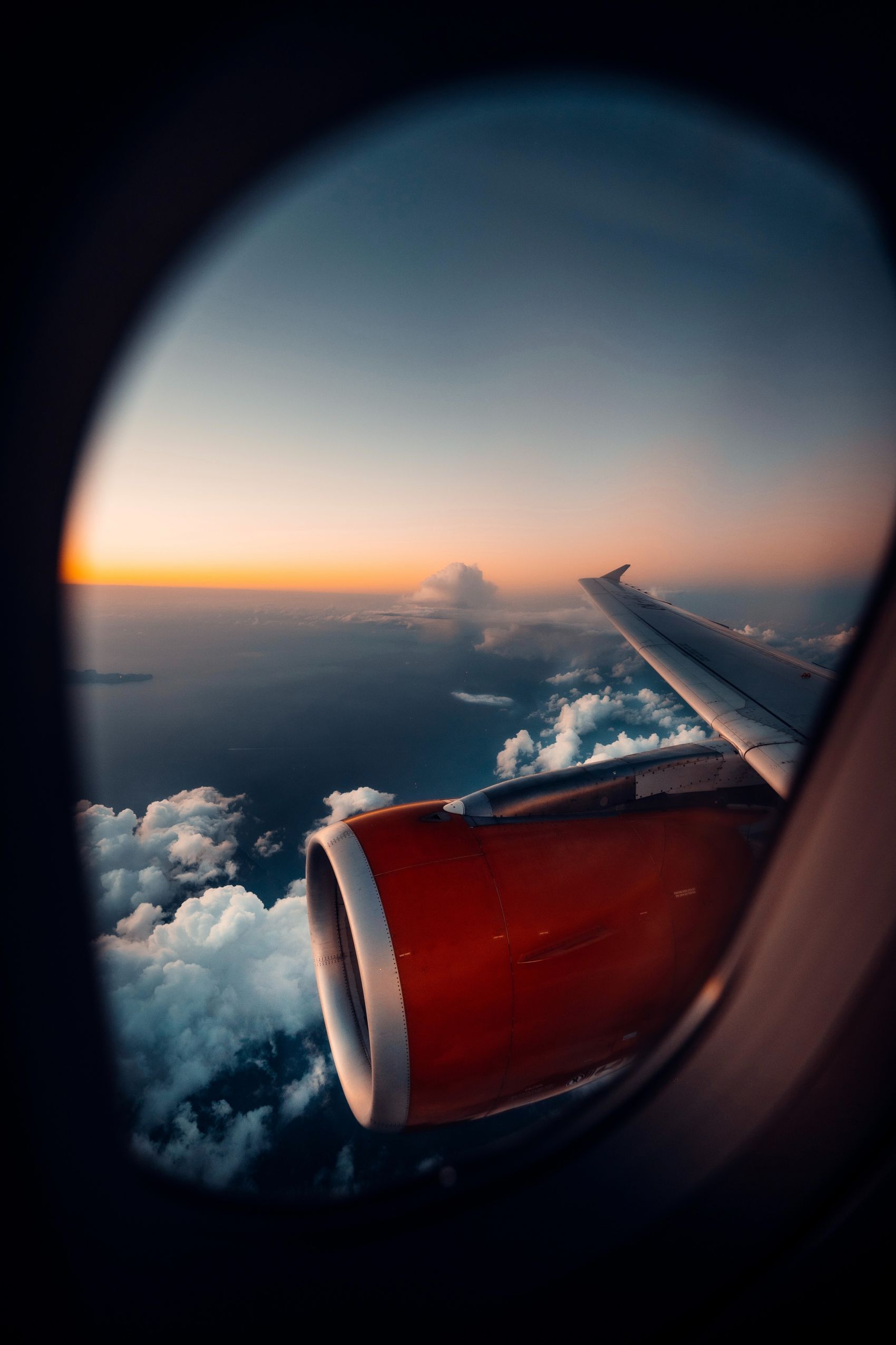 飞机窗户外的云朵与机翼发动机图片