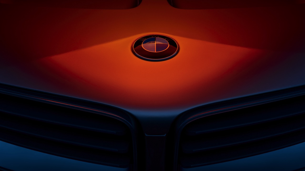 Skytop的引擎盖是前端的另一个关键元素,具有明显的中央脊,从格栅延伸到挡风玻璃。这个脊柱引导气流通过汽车,增强其空气动力学特性。发动机罩紧密而富有肌肉感的表面反映了车辆的性能,增加了其运动特性。在格栅下方,前保险杠包含了对发动机和制动器冷却至关重要的大型进气口。这些进气口还增强了车辆的侵略性外观,锋利的线条使前保险杠看起来充满活力和目的性。与突出的格栅互补的是一个横跨前保险杠宽度的下格栅。这个较低的格栅平衡了前端的视觉重量,并与整体空气动力学设计融为一体。其网状图案为前面板增添了运动气息。