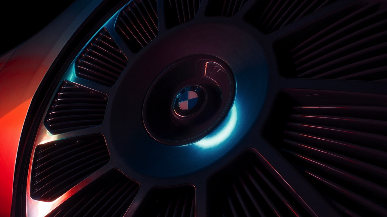 侧面轮廓展现出运动和肌肉的形态,由精确的线条定义的拉紧表面将注意力引向后方。没有传统的门把手,取而代之的是集成在门肩上的谨慎的小翼,增强了汽车的流线型外观。凭借其鳃状特征,车轮为汽车的轮廓增添了独特的触感,进一步增强了其动态外观