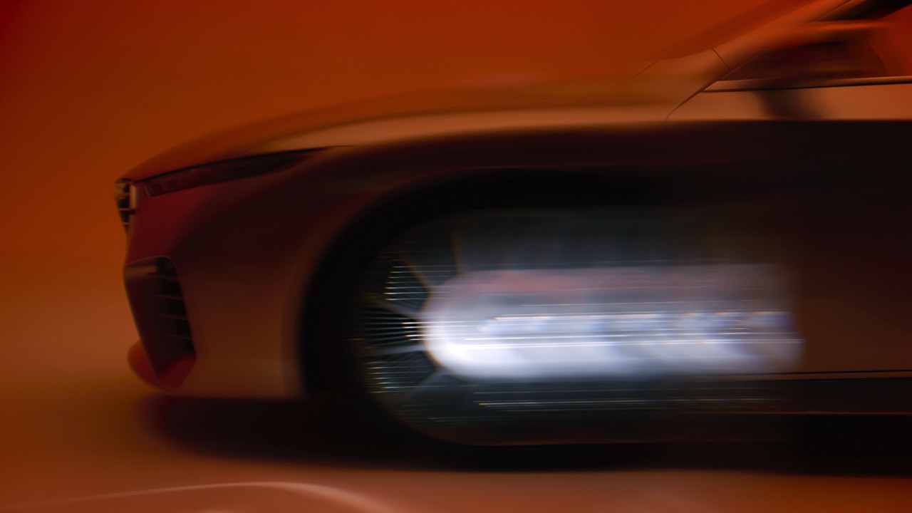 宝马Concept Skytop的前部设计以标志性的鲨鱼鼻格栅为主,并通过照明来强调车辆的时尚和侵略性。这一设计选择反映了宝马丰富的传统,同时与铣削铝载体上的现代LED大灯无缝融合。大灯的纤薄轮廓有助于汽车的空气动力学效率和现代美学。