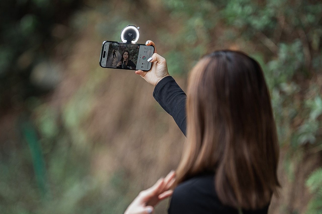 紧凑型MagSafe手电筒,非常适合从iPhone摄影到户外探险的一切---酷图编号2