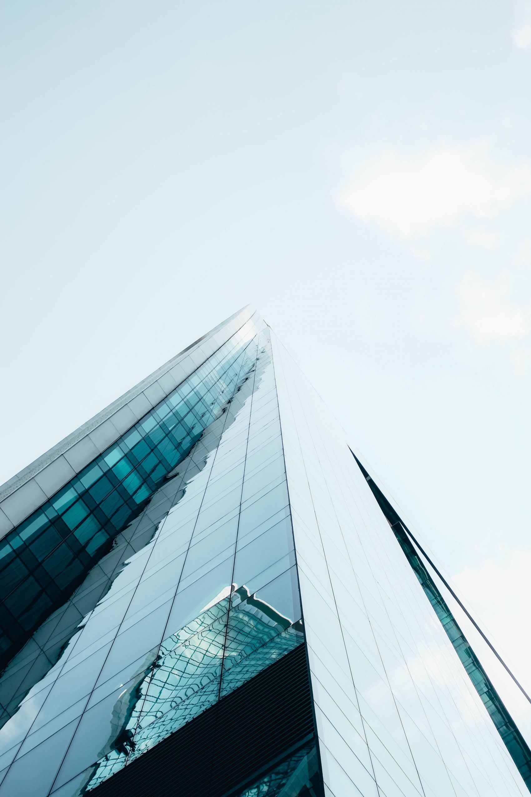 仰拍的玻璃墙写字楼图片