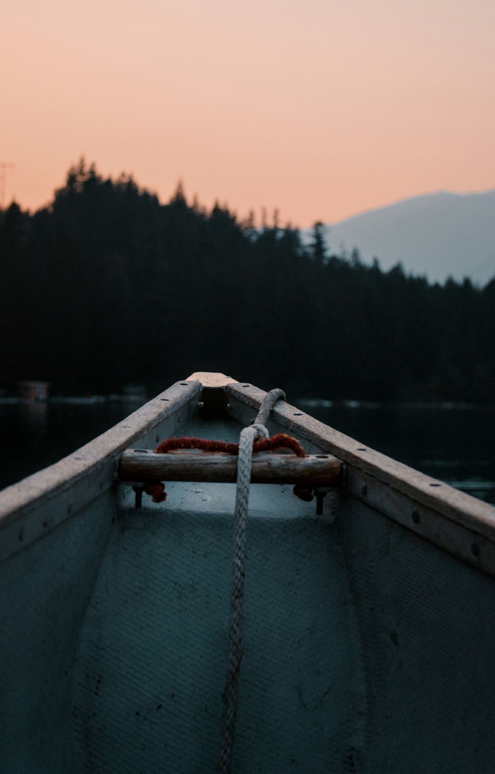 木船船头的麻绳图片