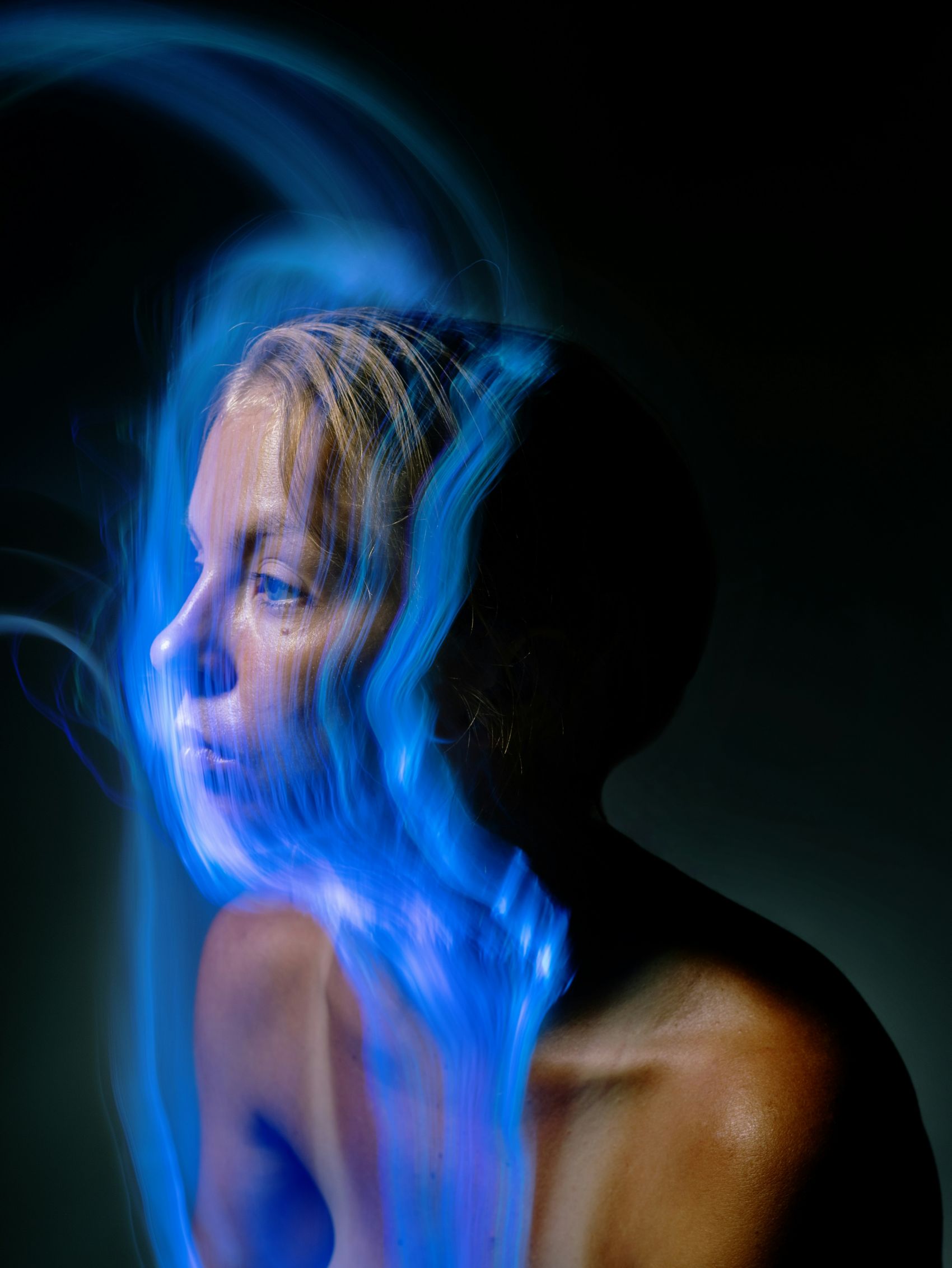 蓝色霓虹灯下的乌克兰妇女图片