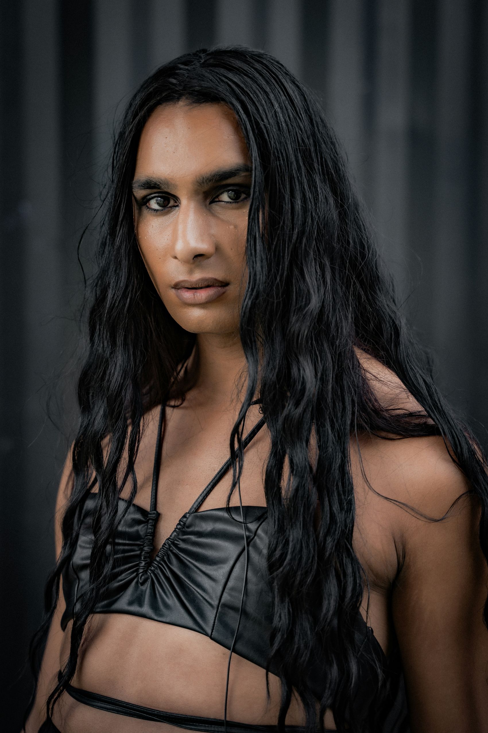 凶猛的阿尔及利亚黑发妇女图片