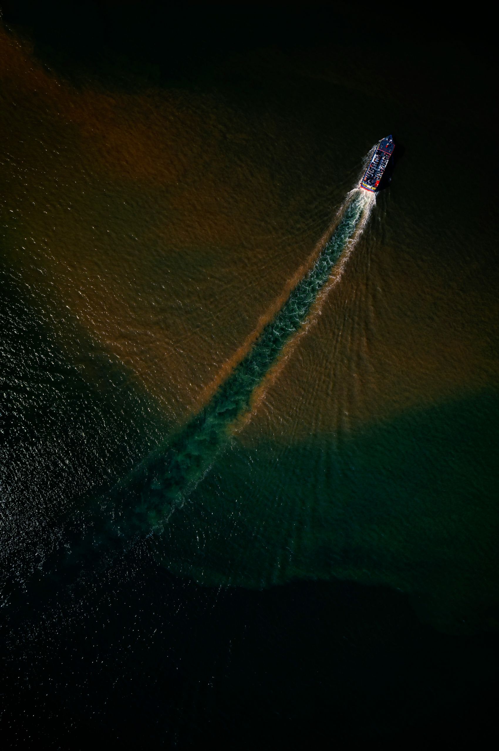 高空俯拍的涌浪线图片