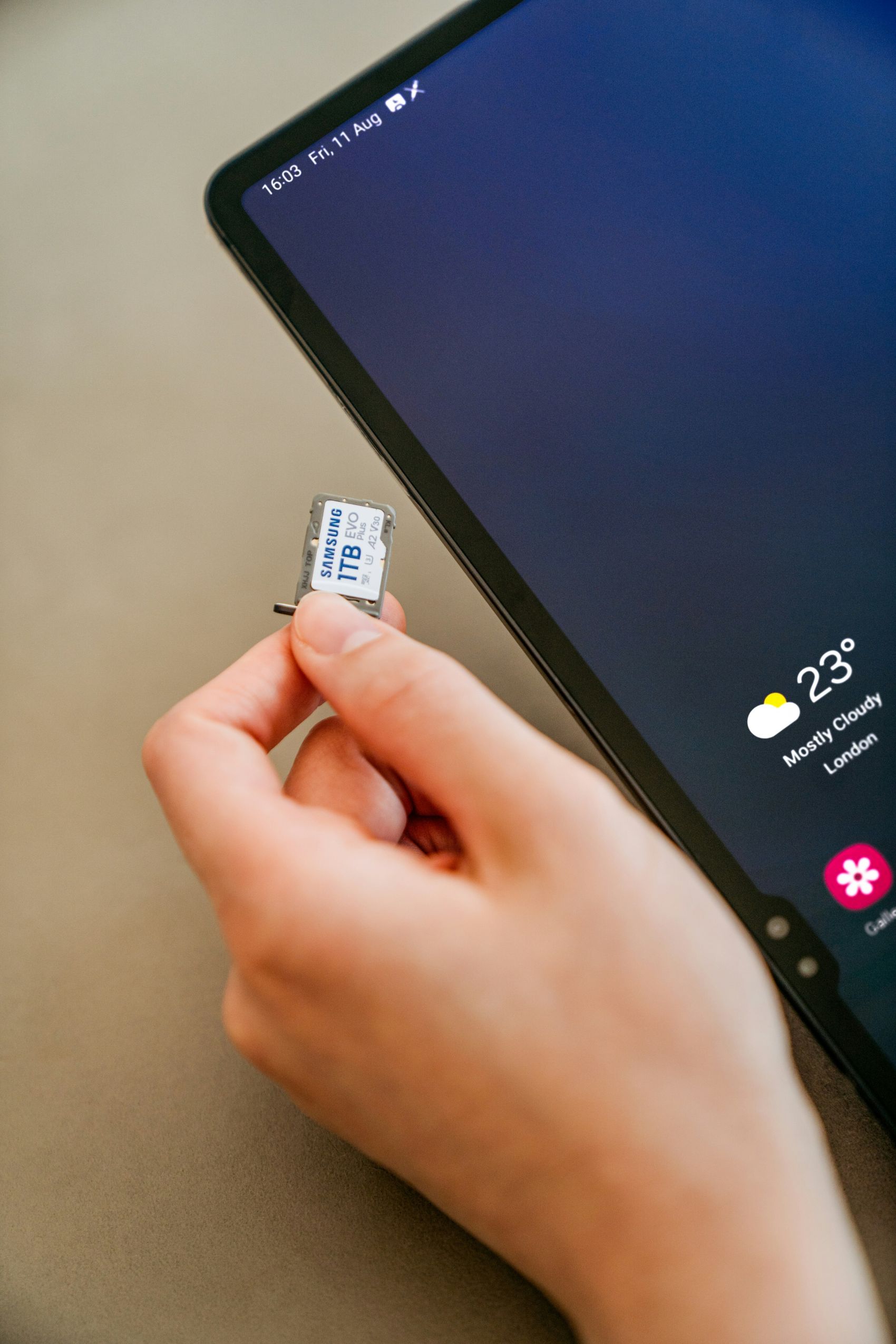 给平板电脑插入1TB储存卡的图图片