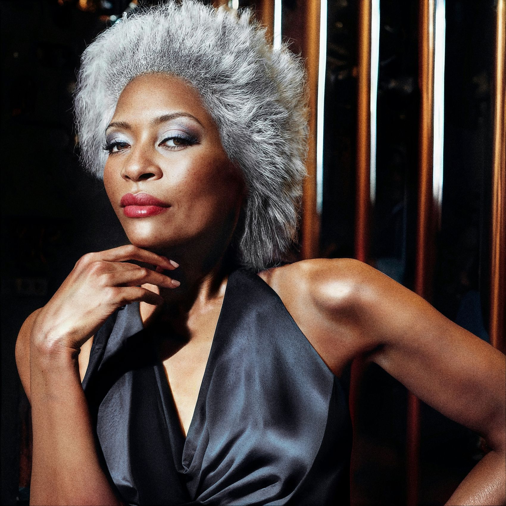 美国气质白发女郎图片