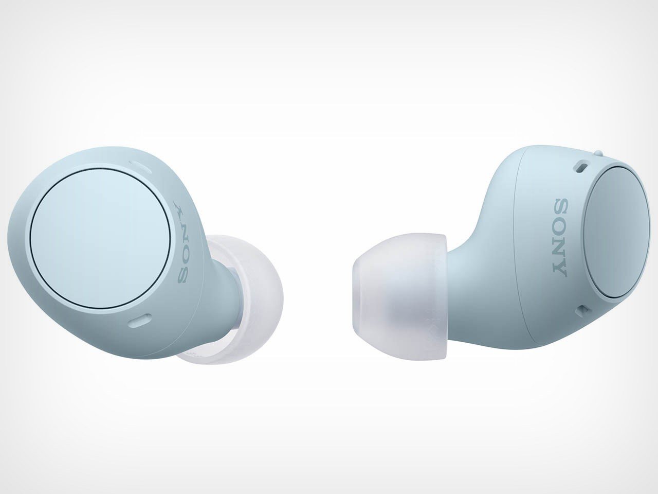 这一次,索尼在外观上采用了更具轮廓的形状,更平坦的按钮表面和亚光表面,以获得更好的抓地力和舒适度。为了方便起见,部分由回收塑料制成的圆柱形充电箱也更薄更小。看起来他们已经从Jabra Elite 8 Active的书中得到了启示。