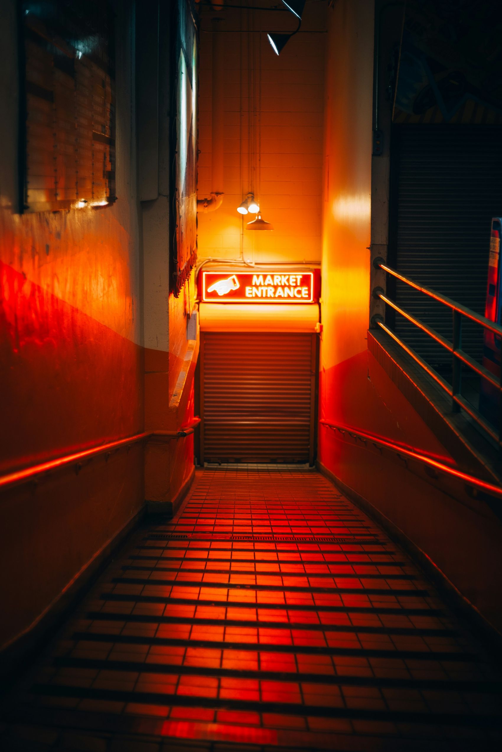 红色霓虹灯台阶过道图片