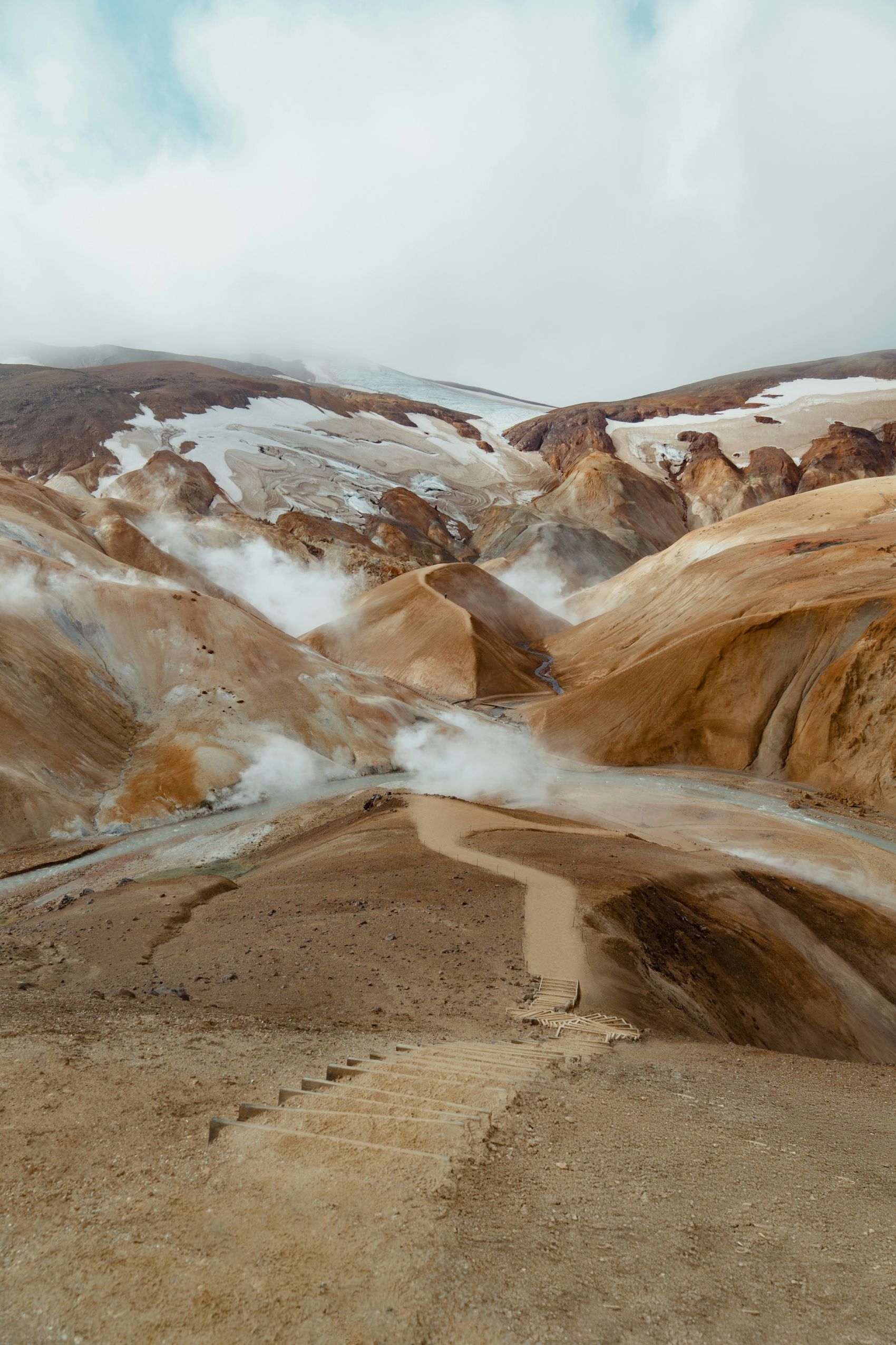 卡斯特地貌河谷山脉图图片