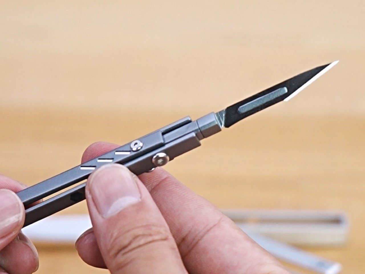 以紧凑形式包装了多功能性的6合1钛EDC螺丝刀工具---酷图编号3