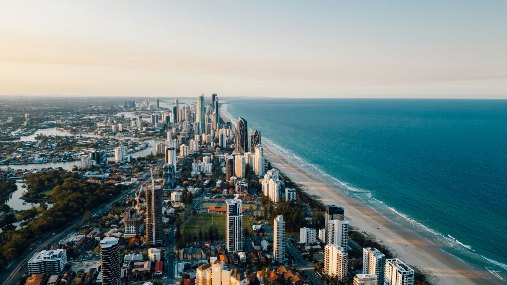蓝色大海海滨城市图图片