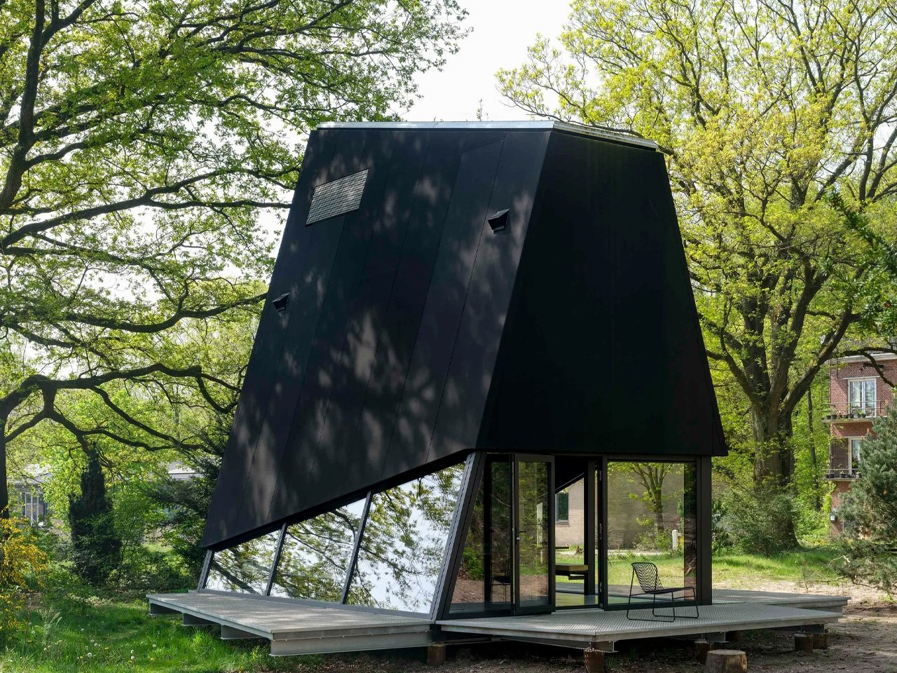 灵感来自F-117夜鹰飞机的黑色建筑图片