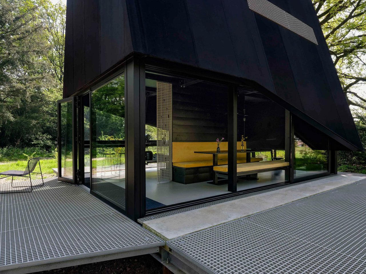 灵感来自F-117夜鹰飞机的黑色建筑---酷图编号1