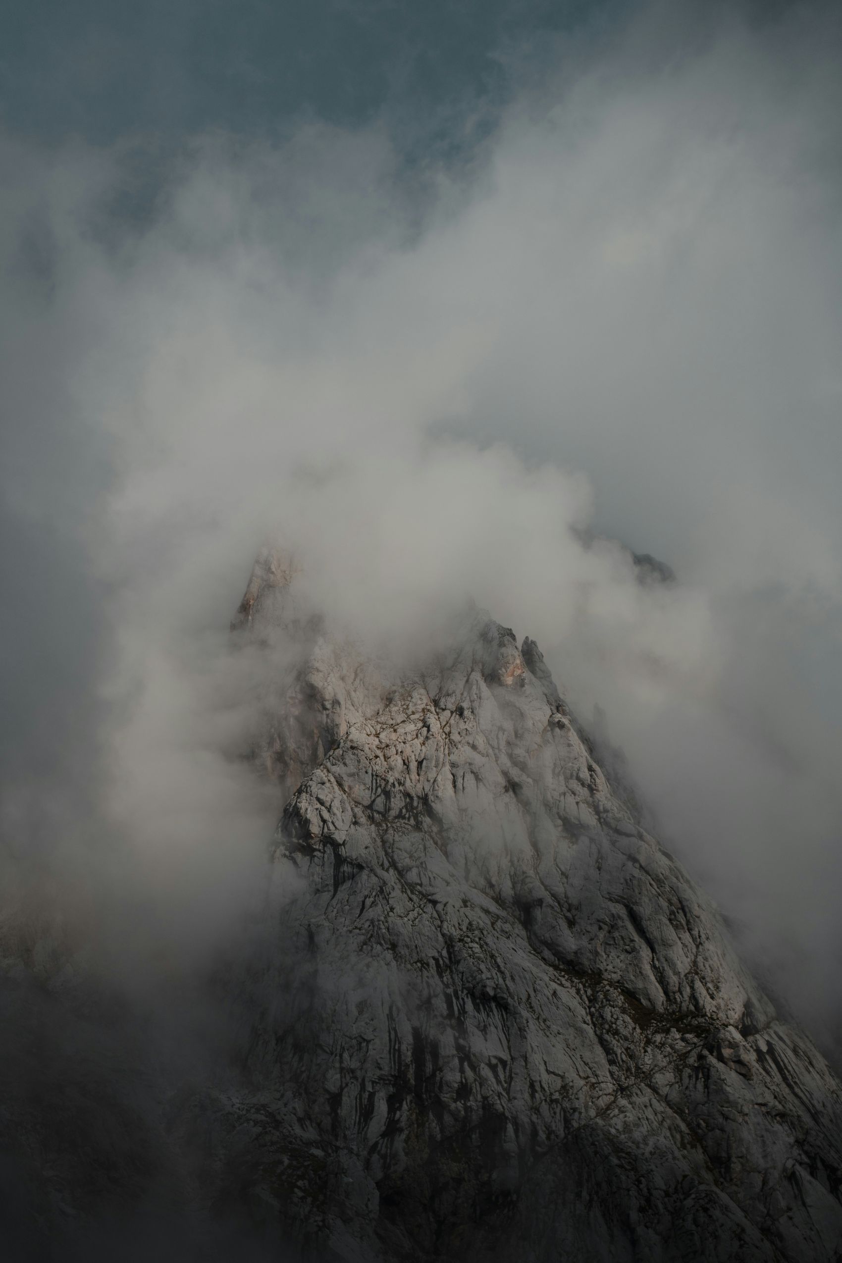 雨后被白雾包裹的山壁图片