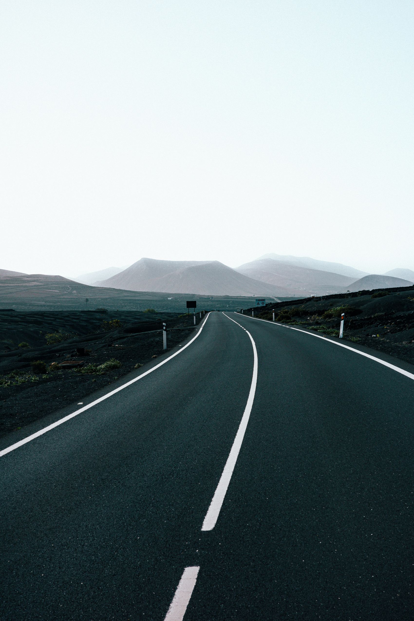 无人区的国道马路图片