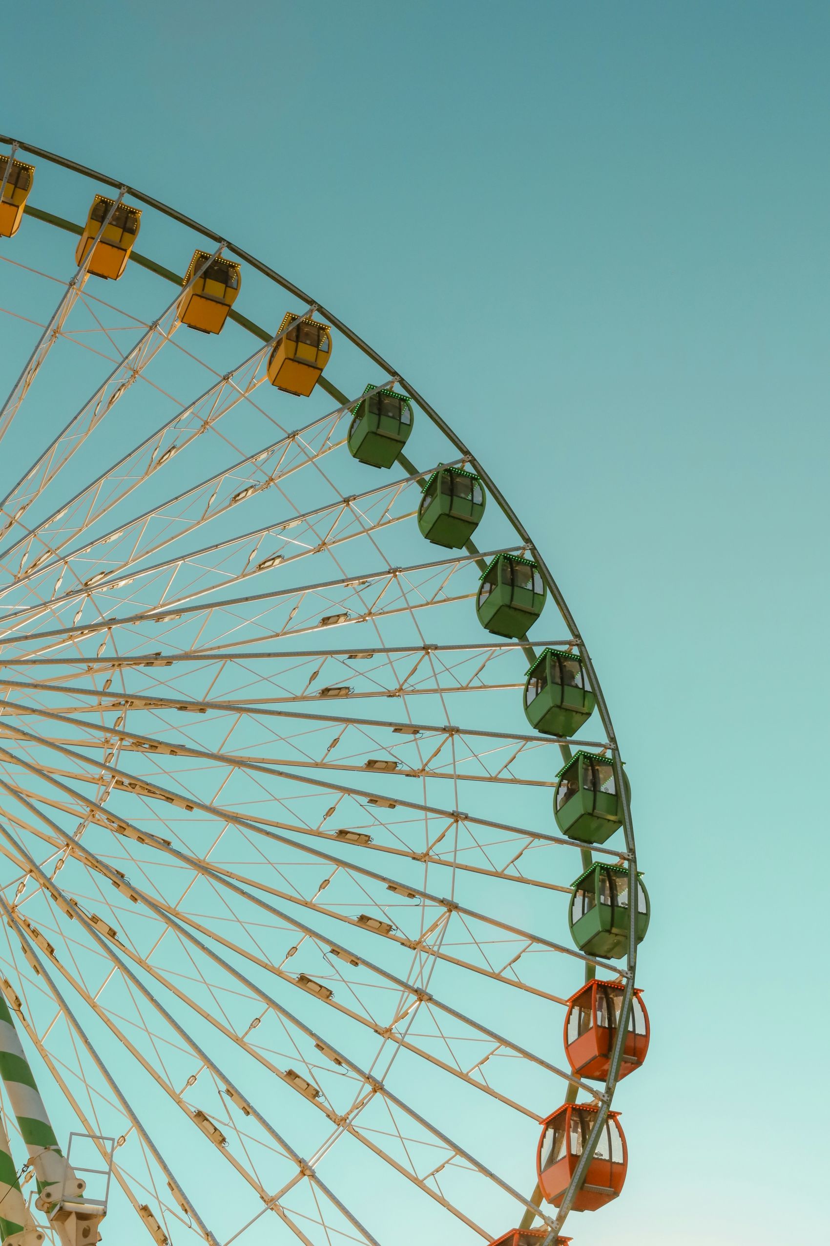 蓝色天空背景下的摩天轮图片