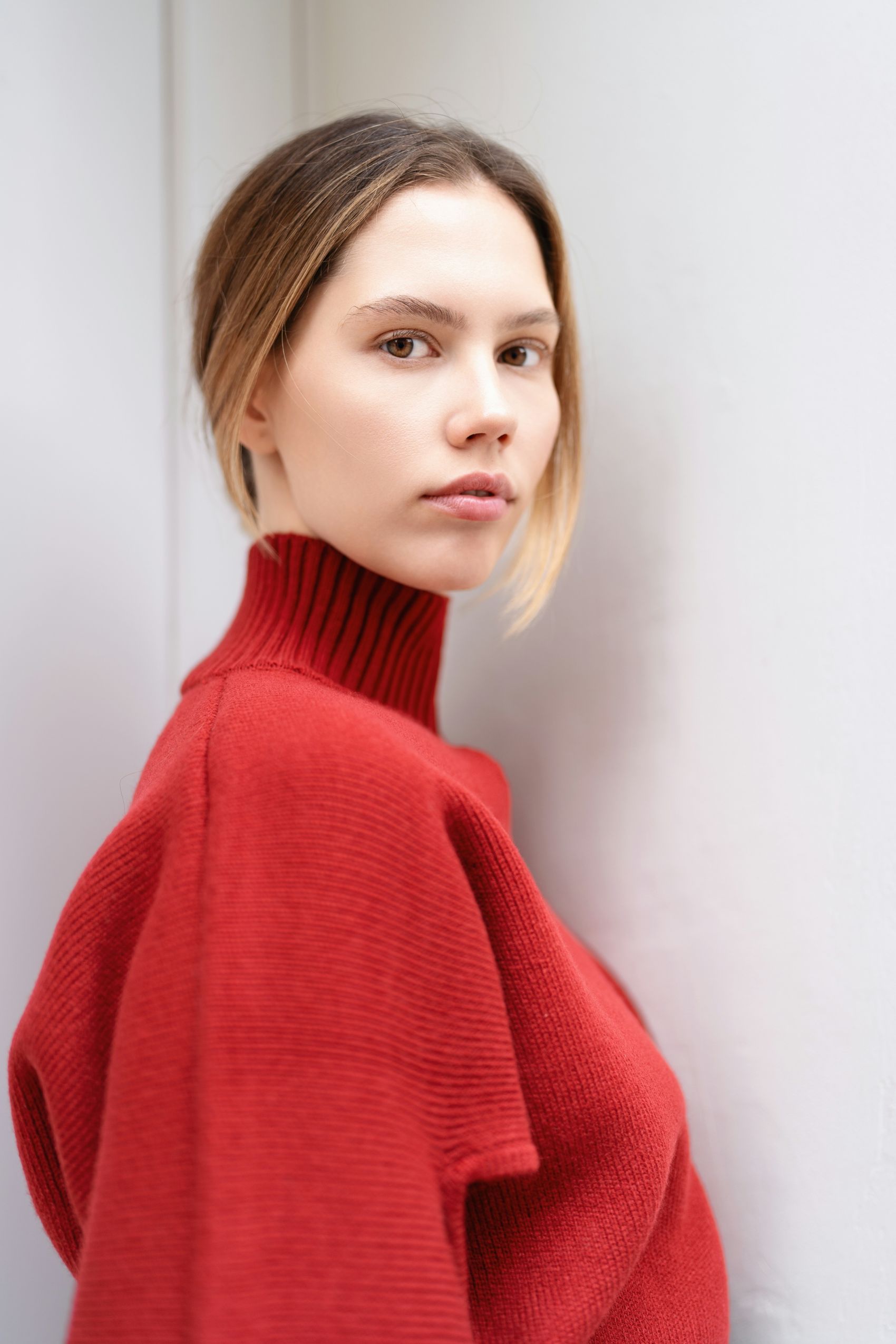 法国金发红衣女郎图片