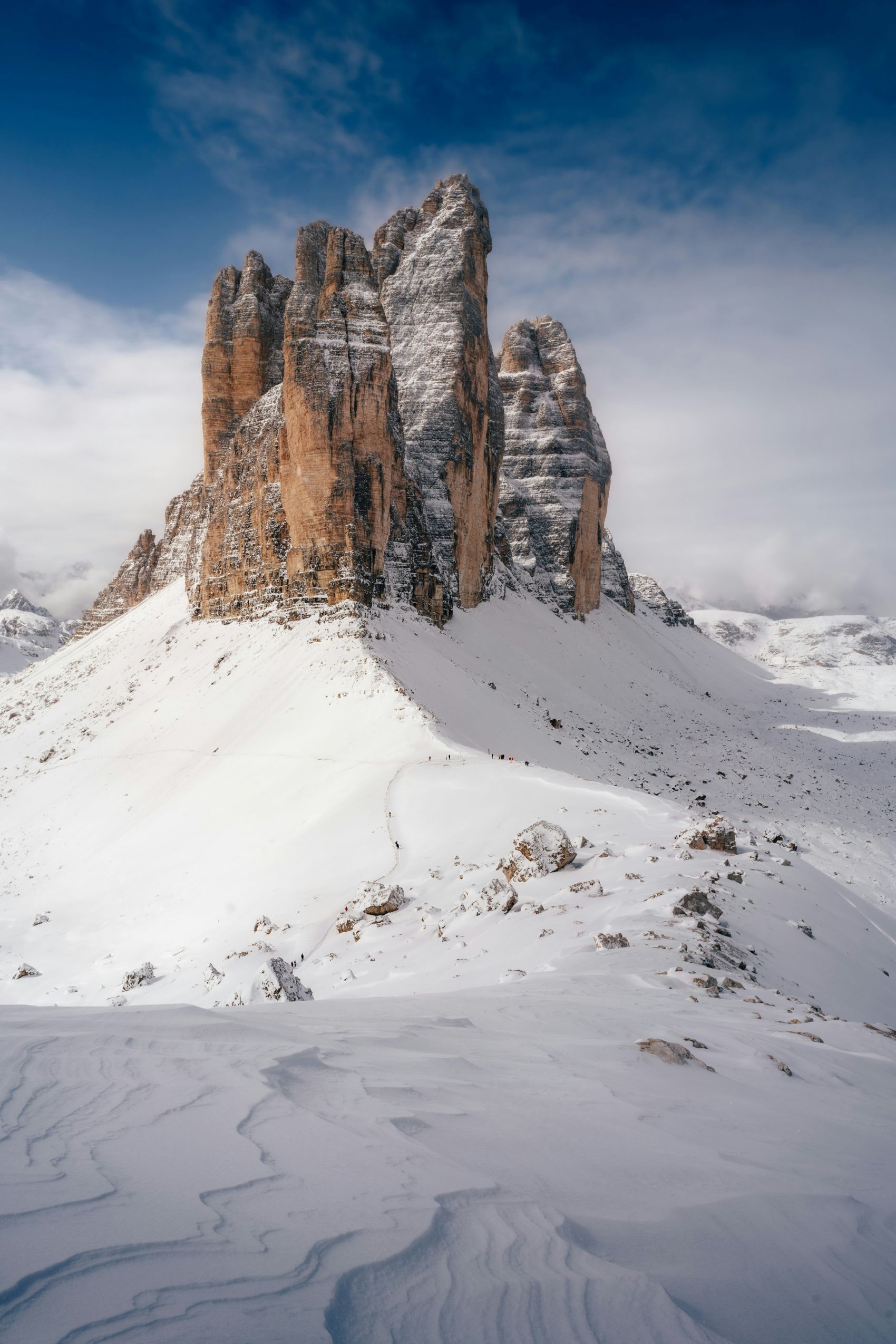 蓝天下的雪山高峰图片