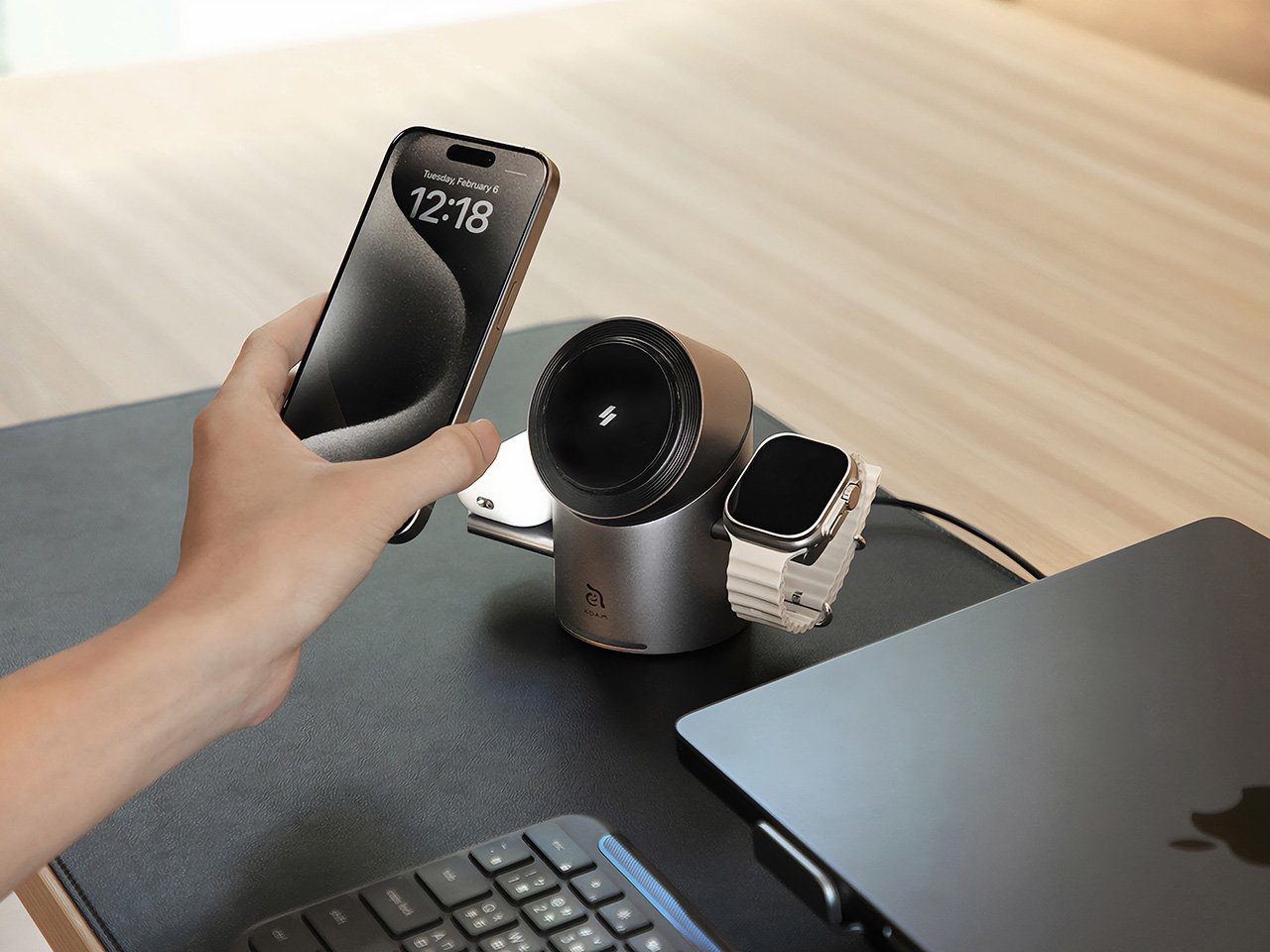 具有创造性转折的QI2三合一无线充电器图片