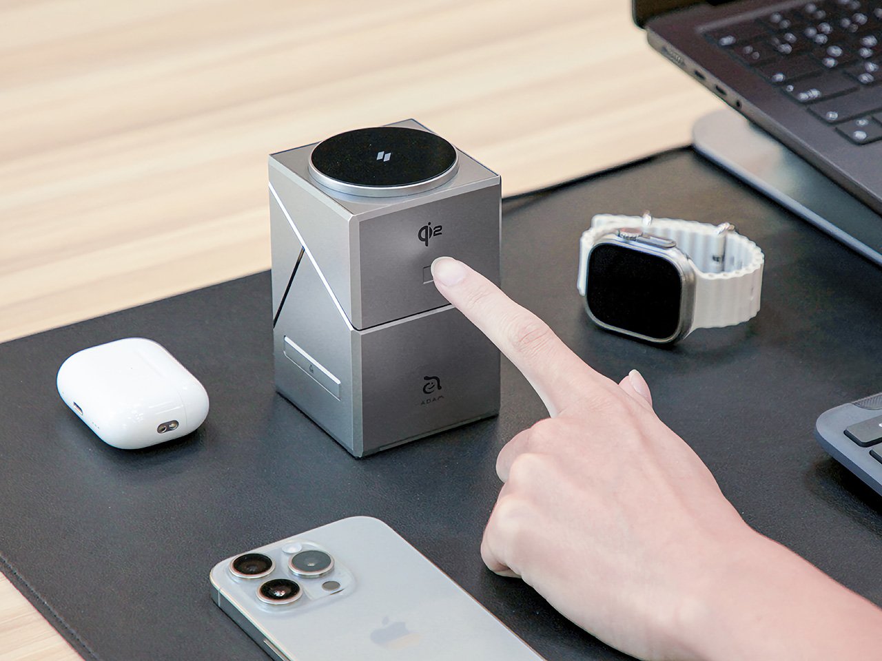 具有创造性转折的QI2三合一无线充电器---酷图编号5