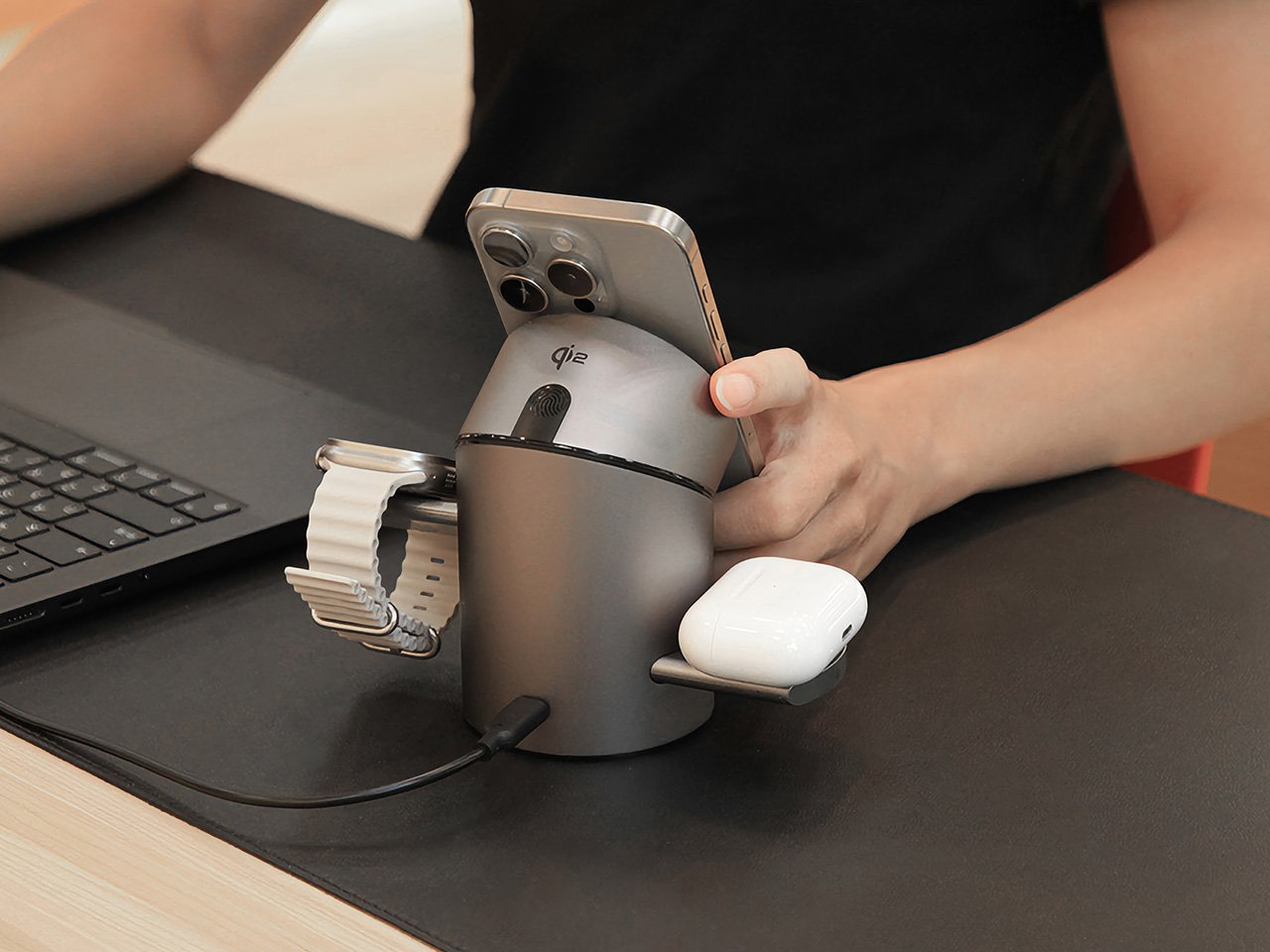 具有创造性转折的QI2三合一无线充电器---酷图编号3