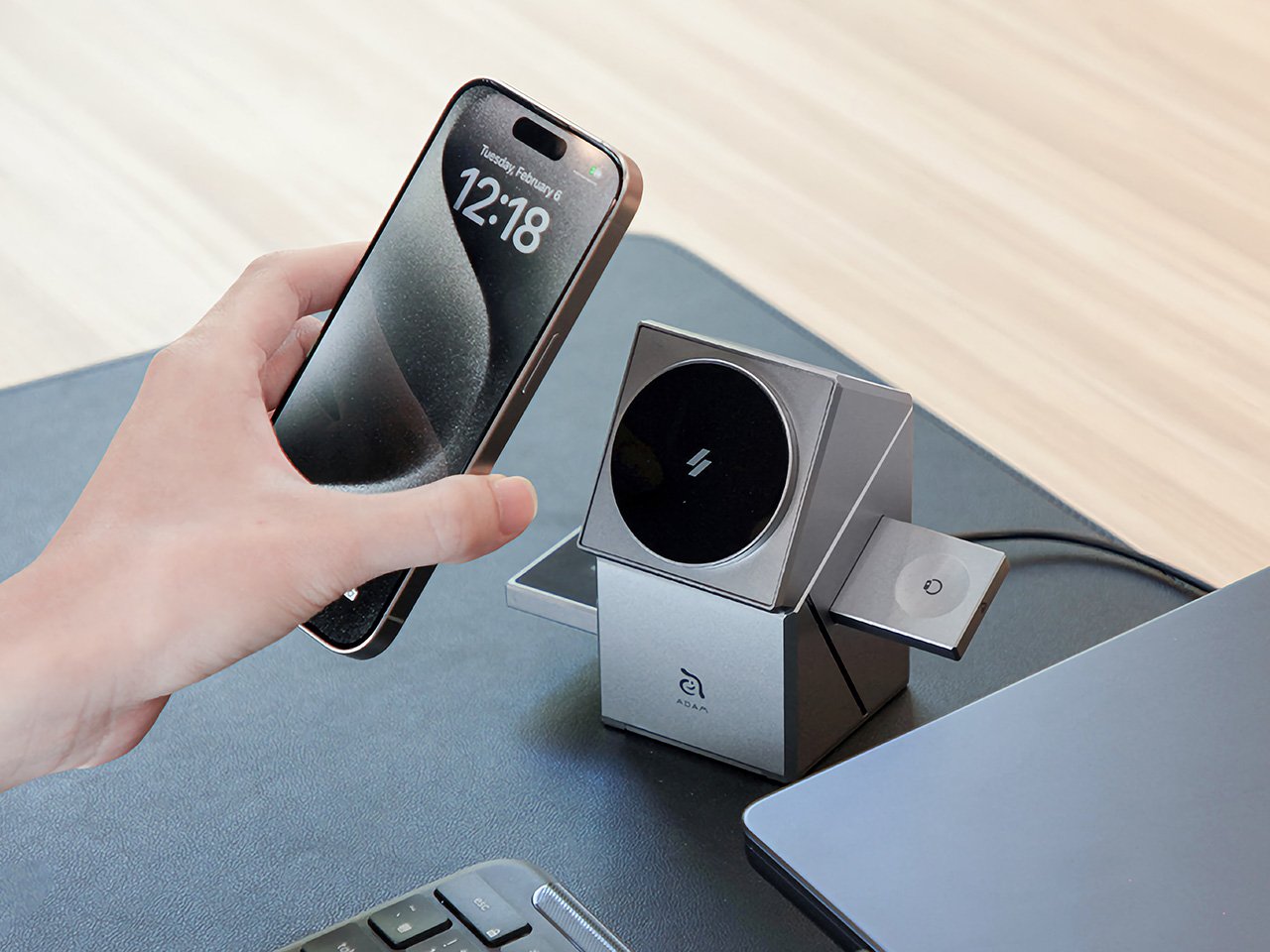 具有创造性转折的QI2三合一无线充电器---酷图编号2