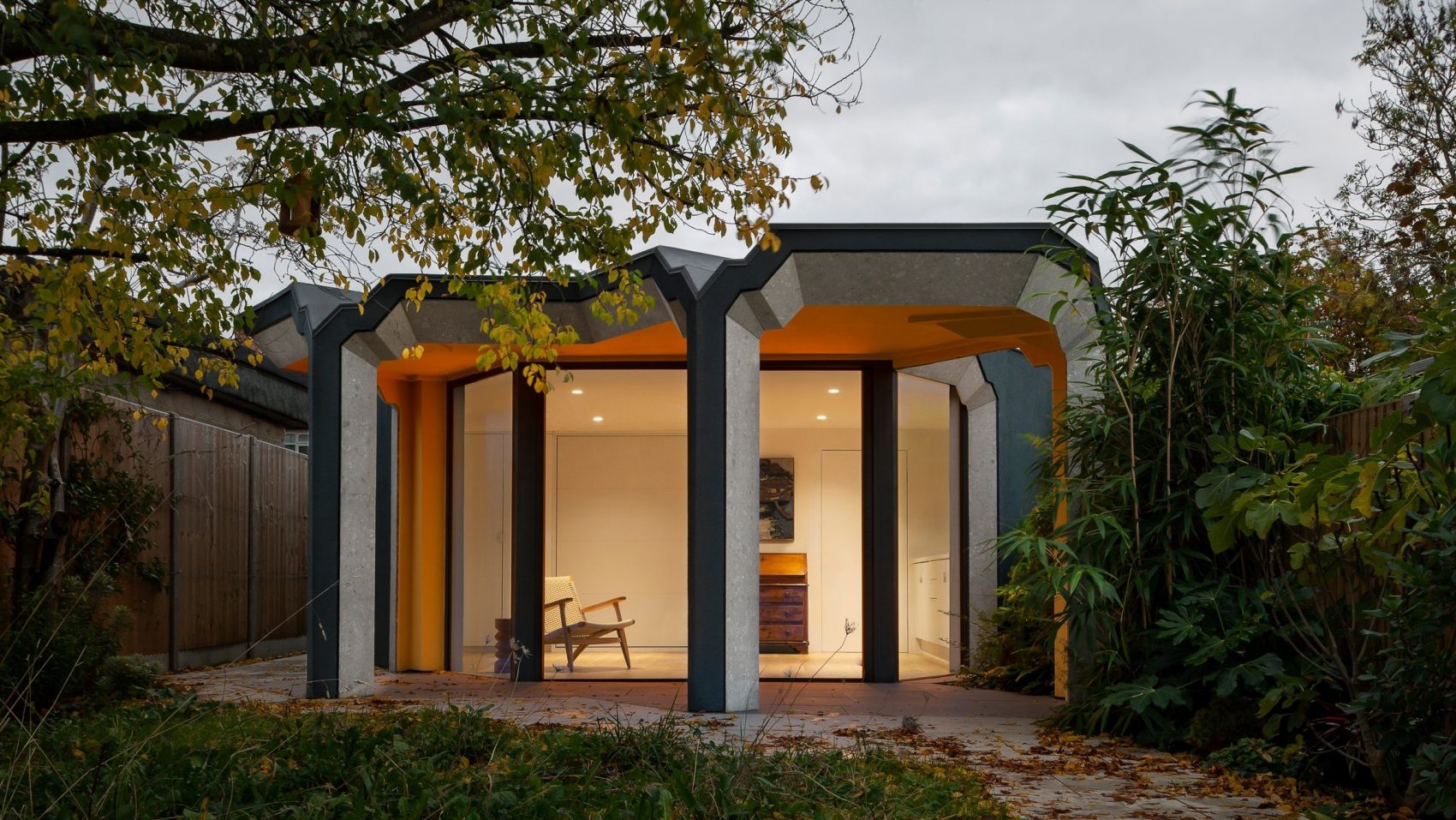 伦敦西部阶梯形倒角拱门附属建筑图片