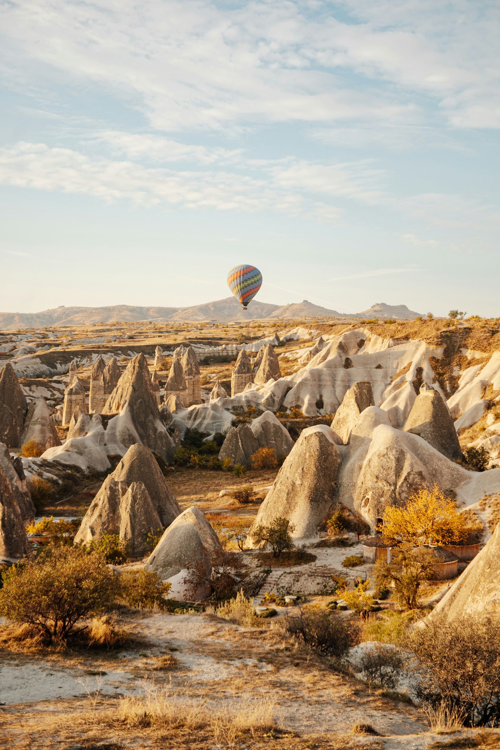 喀斯特地貌上空的热气球图片