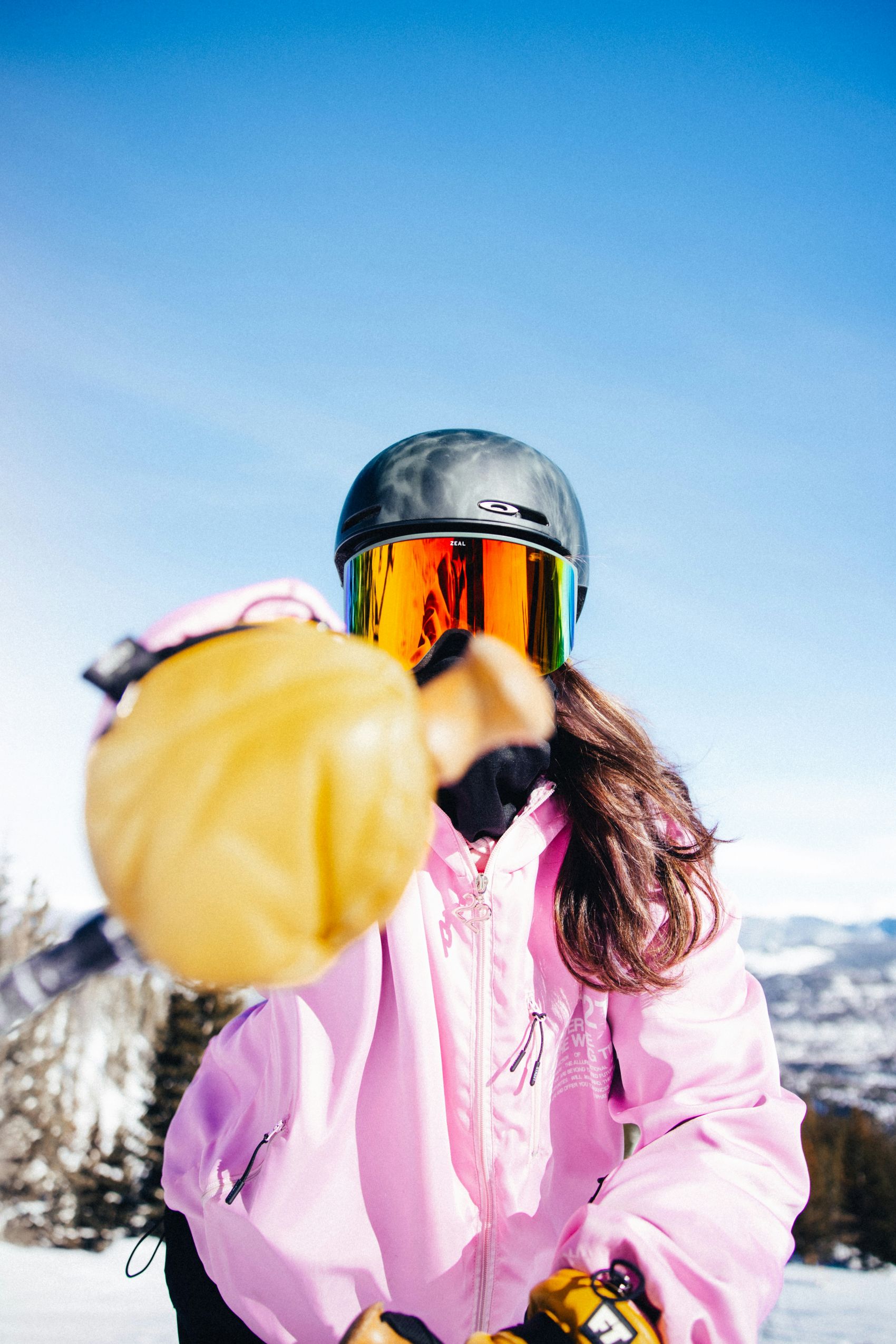 冬季头戴护目镜头盔的滑雪女郎图片