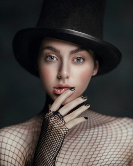 戴帽子穿丝网的欧美女郎