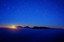 北极下的云海流星雨风景