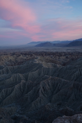 粉红色天空下的丘陵地带地貌图