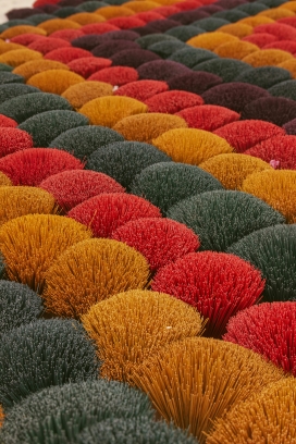 五颜六色的塑胶长条花束