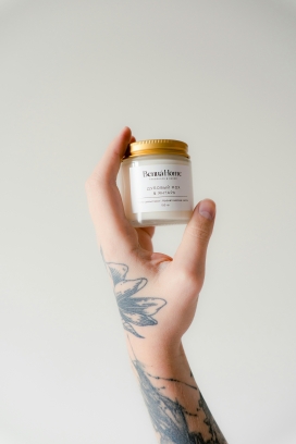 纹身手拿护肤品