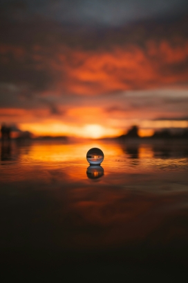 日落湖面上的水晶球