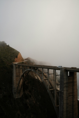雾气中的高架桥
