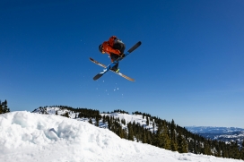 冬季蓝天下的滑雪极限运动员