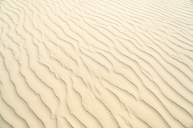 浅黄色波浪纹的浅滩沙滩沙漠