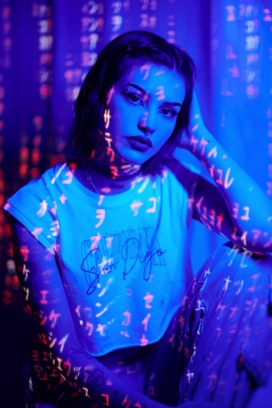 荧光数字灯光下的国外女郎